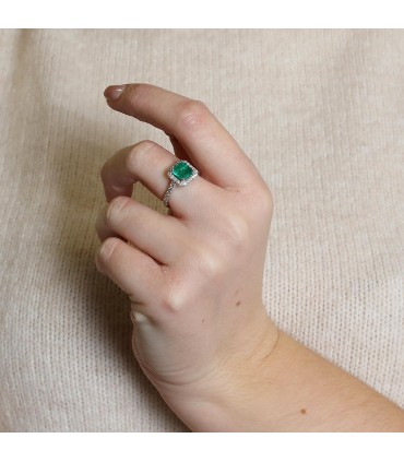 Emerald, diamonds and gold ring