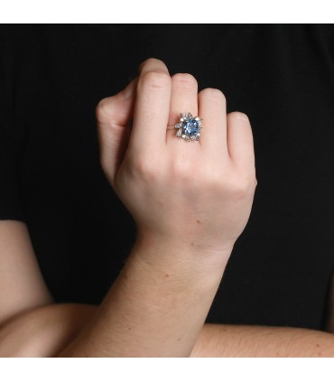 Sapphire, diamonds and gold ring