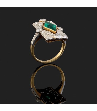 Bague or, platine, diamants et pierre verte