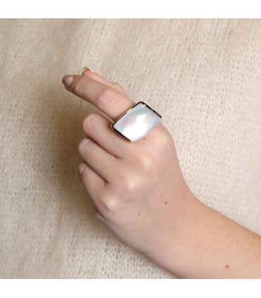 Vhernier gold, quartz, mother-of-pearl ring