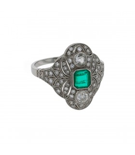 Platinum, emerald and diamonds ring