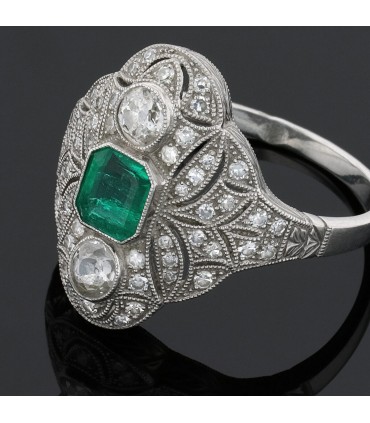 Platinum, emerald and diamonds ring