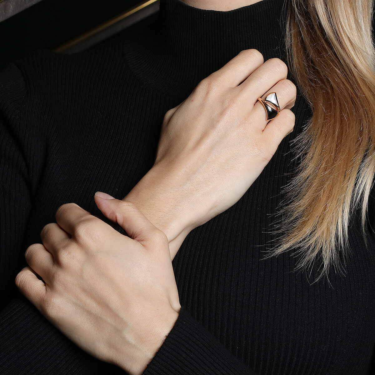 Bulgari Divas Dream mother of pearl onyx and gold ring